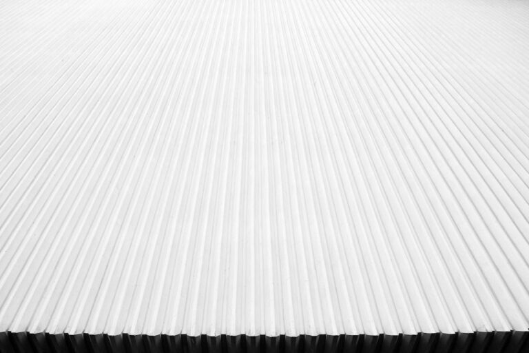 Kreatywne Rozwiązania Dachowe w Nowoczesnych Halach Stalowych